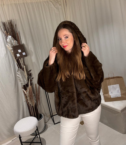Veste Cozy Glam en Fausse Fourrure – Agrafe Strassée