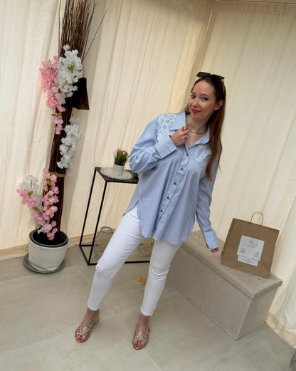 Chemisier à rayures bleu et blanc avec perles, strass et dentelle