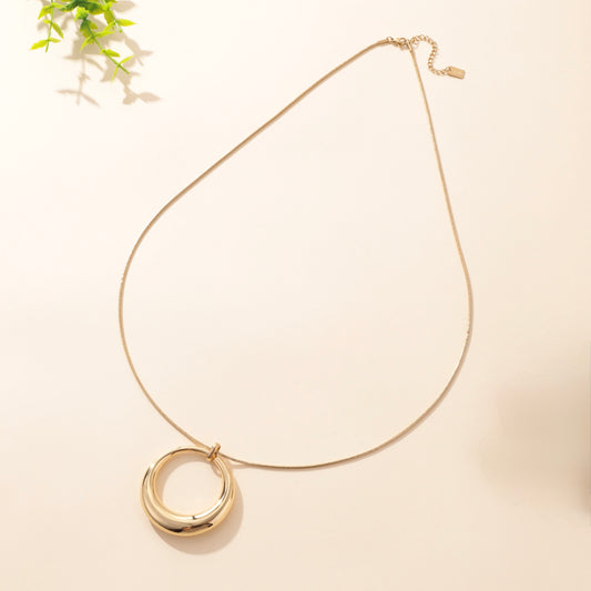 Long pendentif avec un cercle