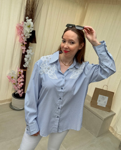 Chemisier à rayures bleu et blanc avec perles, strass et dentelle
