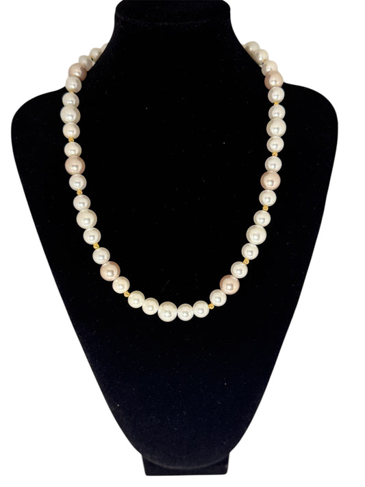 Collier perles nacrée et beige rosée