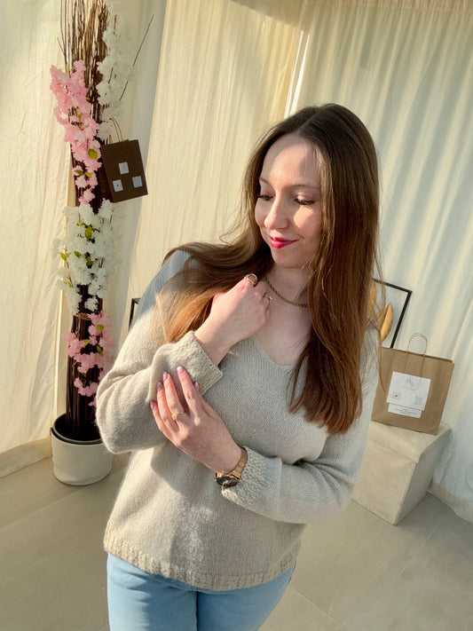 Pull Maria en Baby Alpaga avec Liseret Doré – Chic, Doux et Thermorégulateur