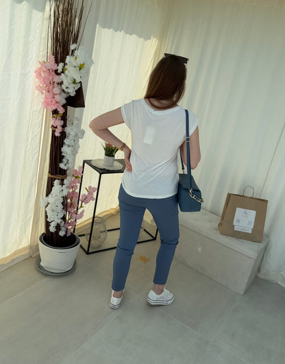 Pantalon chino léger avec ceinture camel – Élégance décontractée pour les beaux jours