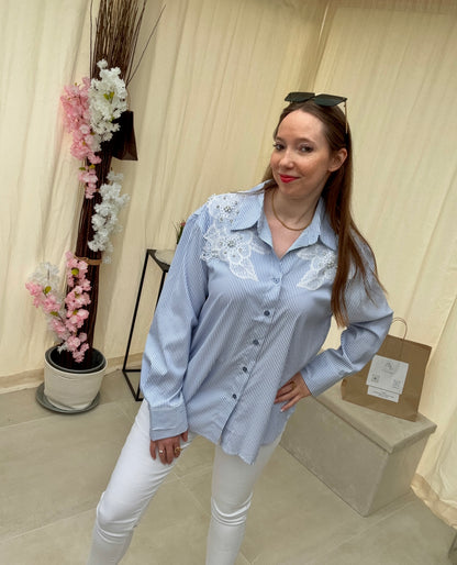 Chemisier à rayures bleu et blanc avec perles, strass et dentelle