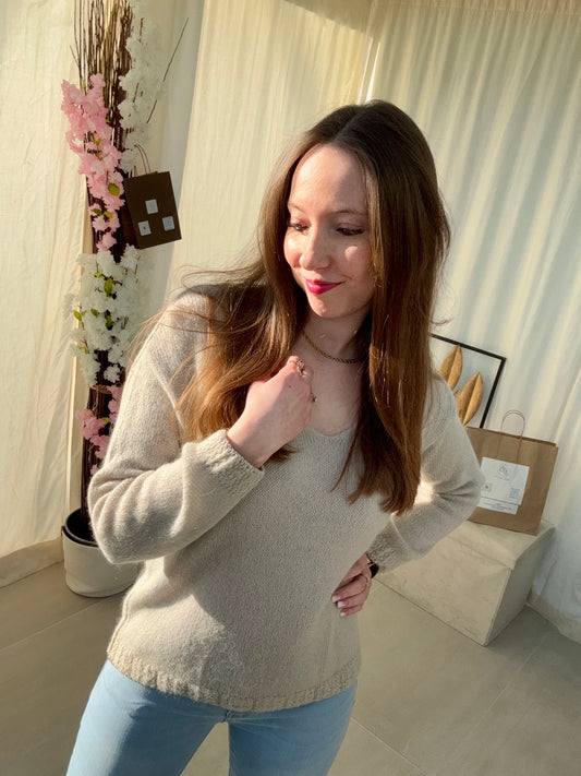 Pull Maria en Baby Alpaga avec Liseret Doré – Chic, Doux et Thermorégulateur