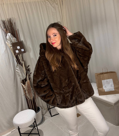 Veste Cozy Glam en Fausse Fourrure – Agrafe Strassée