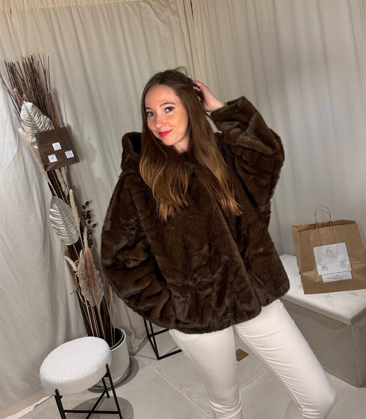 Veste Cozy Glam en Fausse Fourrure – Agrafe Strassée