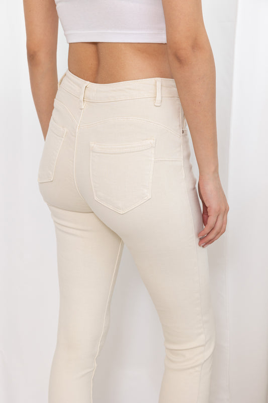 Jeans Push-Up Taille Haute avec Bouton Perle – Élégance & Silhouette Sublimée