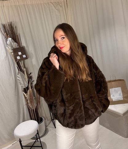 Veste Cozy Glam en Fausse Fourrure – Agrafe Strassée