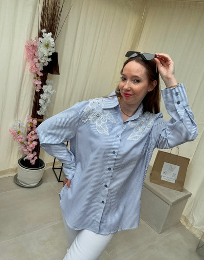 Chemisier à rayures bleu et blanc avec perles, strass et dentelle